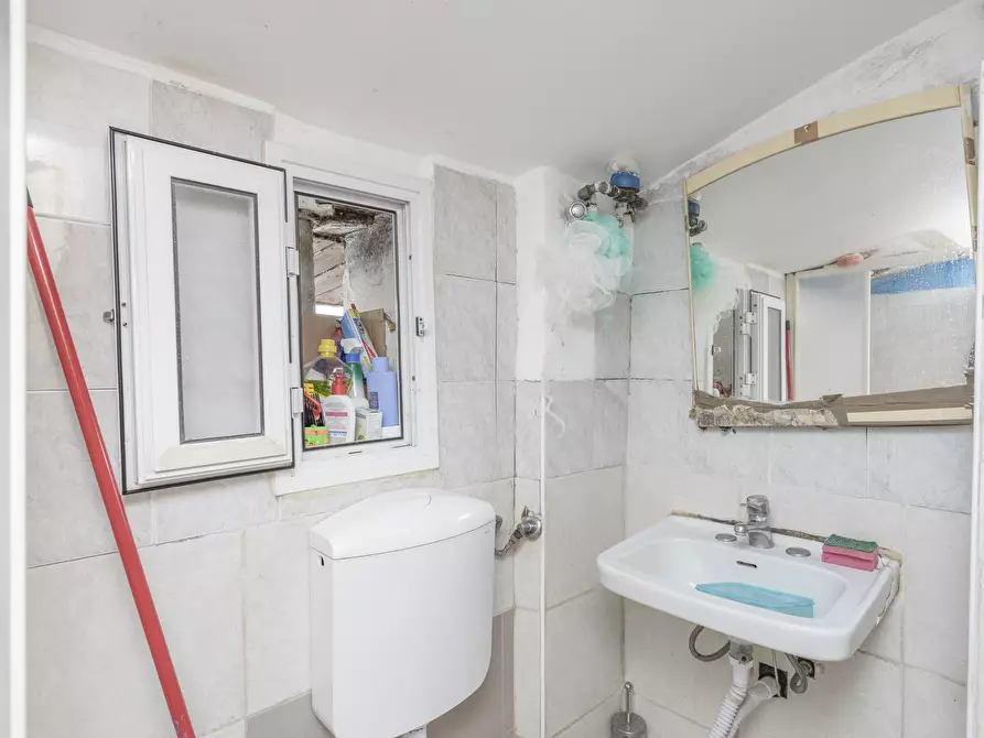 Immagine 10 di Bilocale in vendita  in Via Elvo 12 a Torino