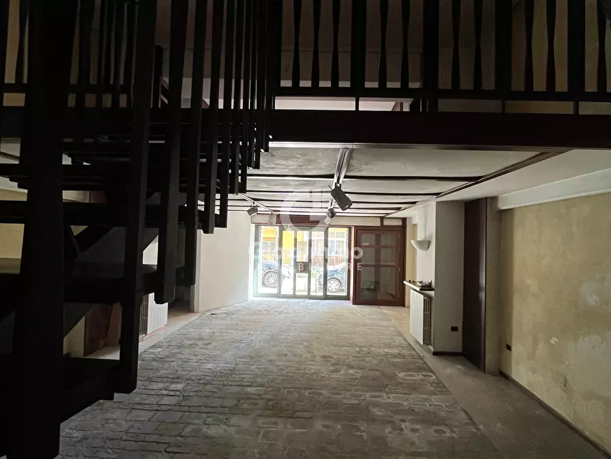 Immagine 19 di Locale commerciale in affitto  in Via Nicola Vaccaro a Potenza