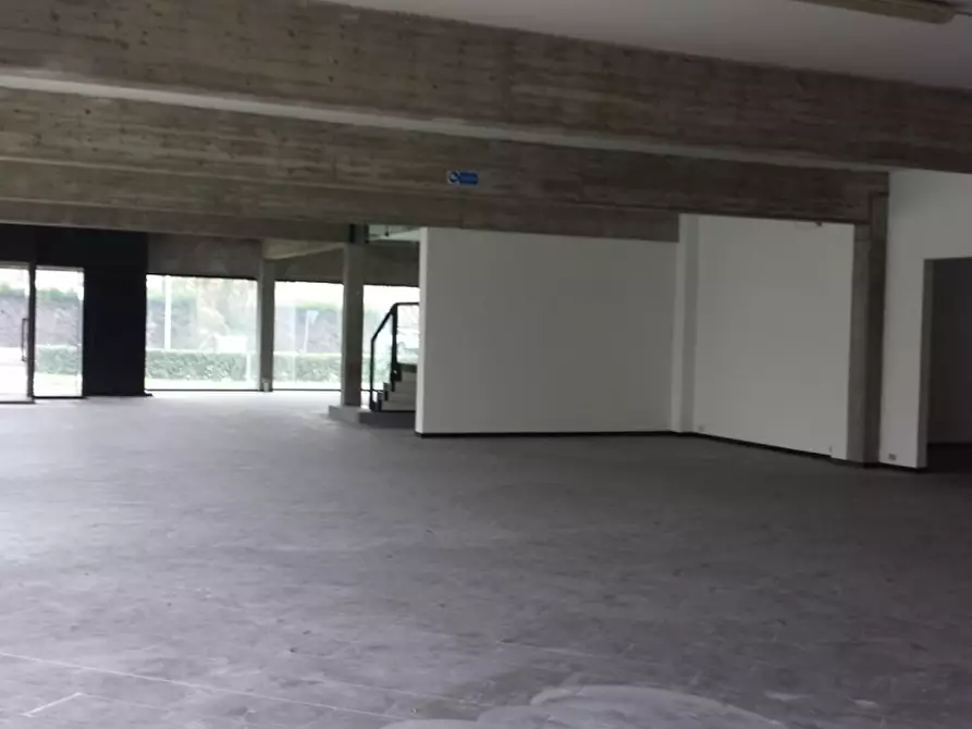 Immagine 33 di Attività artigianale in affitto  a Collecchio