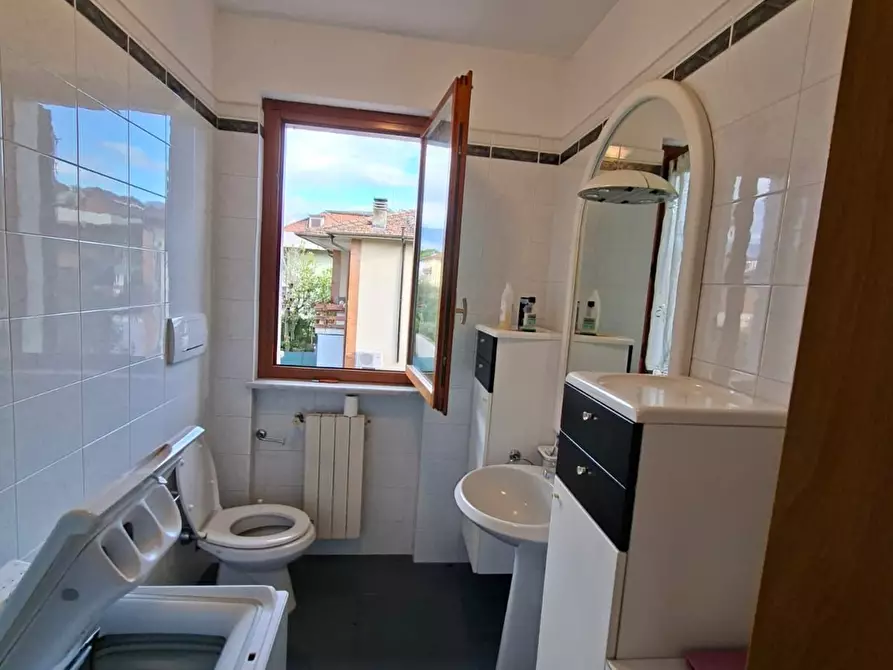 Immagine 38 di Quadrilocale in vendita  a Massa