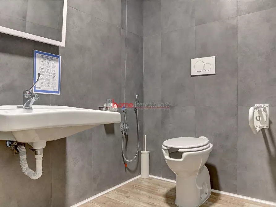 Immagine 19 di Locale commerciale in vendita  a Roma