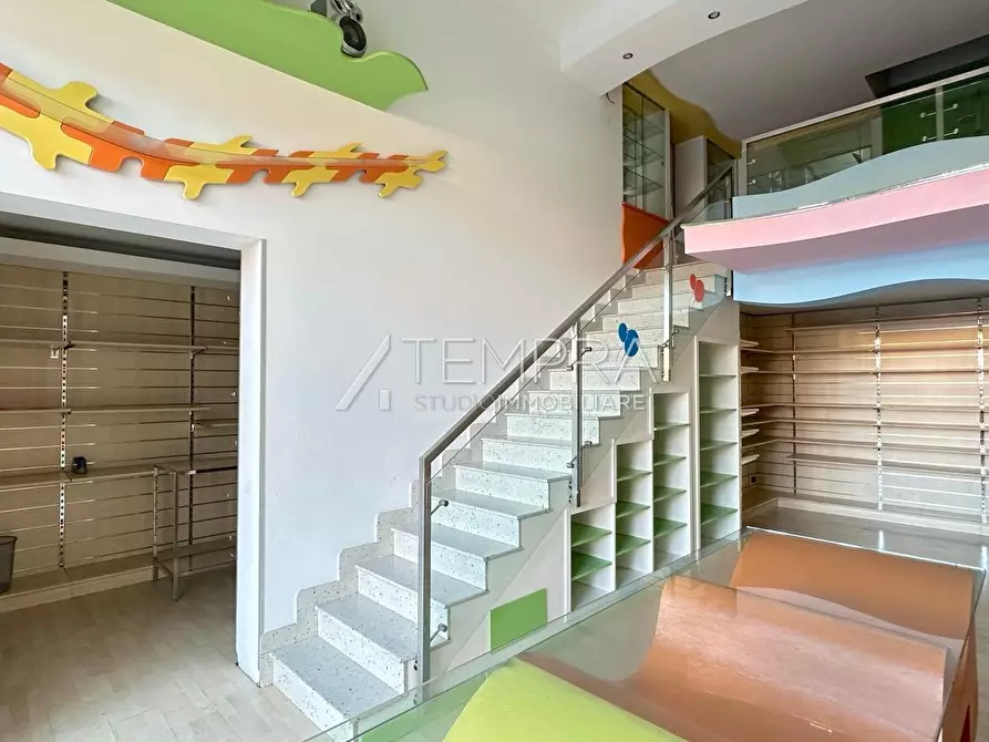 Immagine 11 di Locale commerciale in vendita  a Adrano