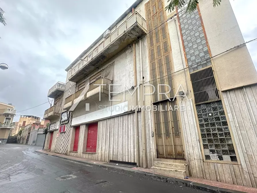 Immagine 13 di Locale commerciale in vendita  a Adrano