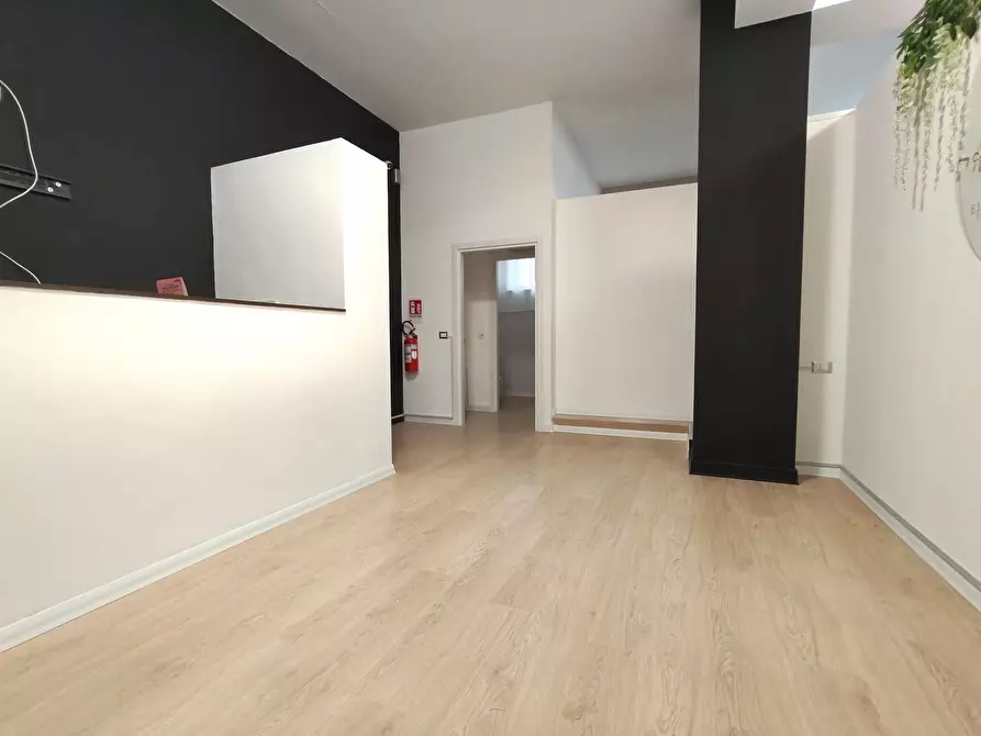 Immagine 14 di Locale commerciale in vendita  in Via Roma 193 a Mascalucia