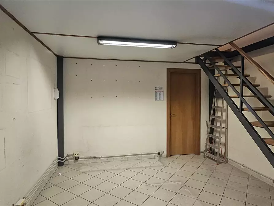 Immagine 5 di Locale commerciale in vendita  in Via Caronda 180 a Catania