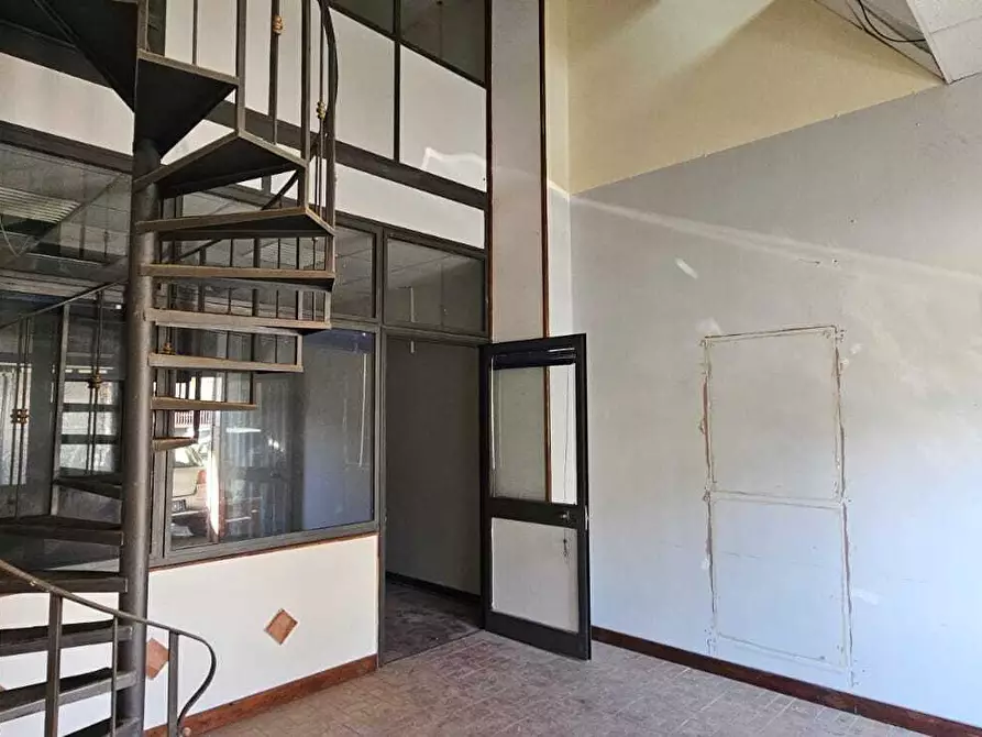 Immagine 12 di Magazzino in affitto  in Via Antonio Gramsci 59 a Gravina Di Catania