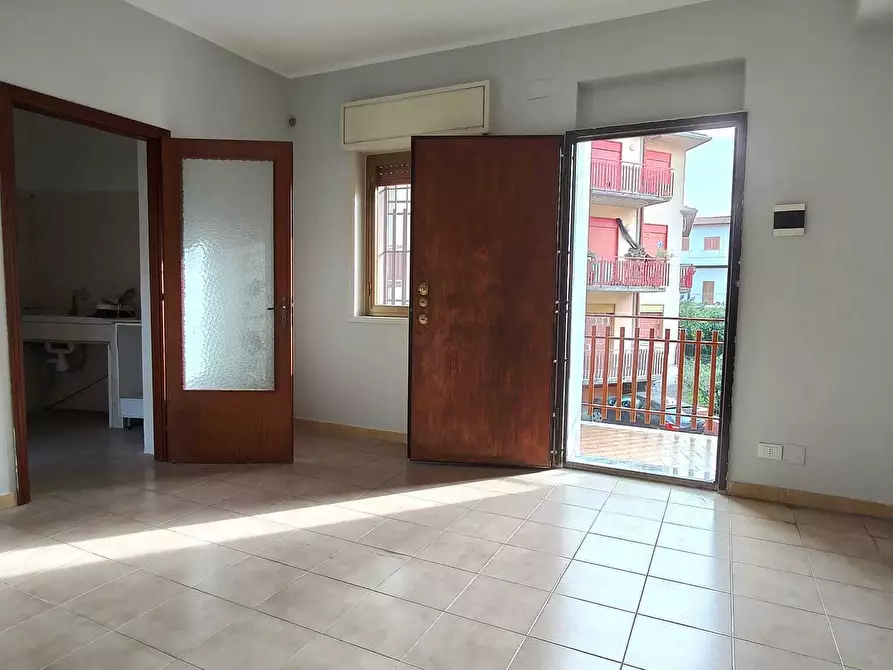 Immagine 5 di Trilocale in vendita  in Via Vincenzo Bellini 20 a San Pietro Clarenza