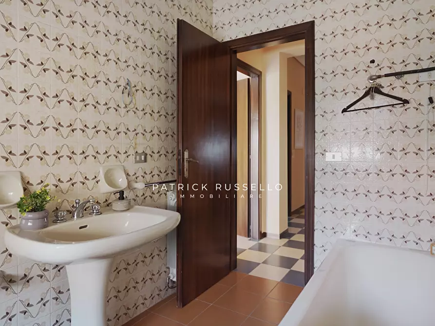 Immagine 25 di Quadrilocale in vendita  in Via Parioli 6 a Gela