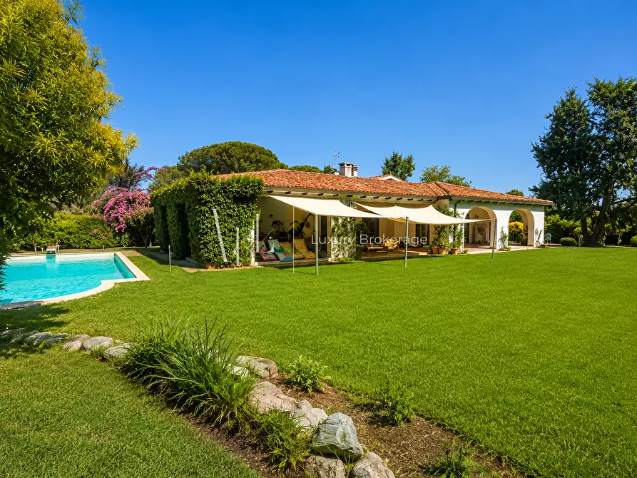 Immagine 1 di Villa in vendita  a Roma