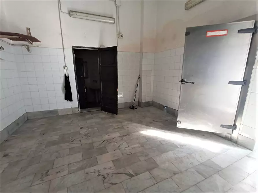 Immagine 11 di Locale commerciale in affitto  a Catania