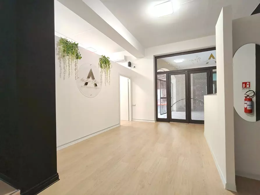 Immagine 12 di Locale commerciale in vendita  in Via Roma 193 a Mascalucia