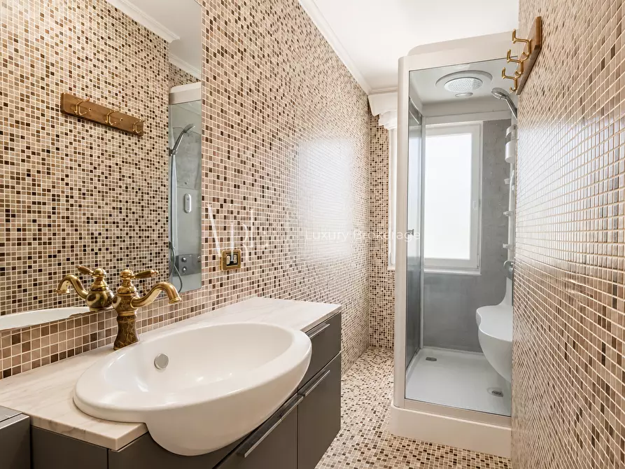 Immagine 21 di Villa in vendita  a Roma