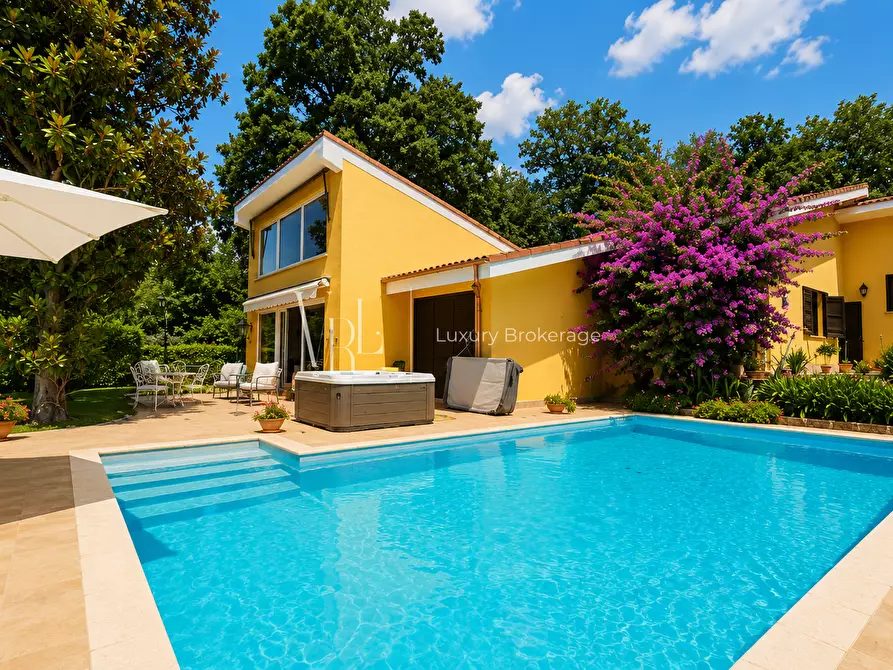 Immagine 1 di Villa in vendita  a Roma