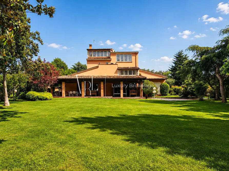Immagine 1 di Villa in vendita  a Roma