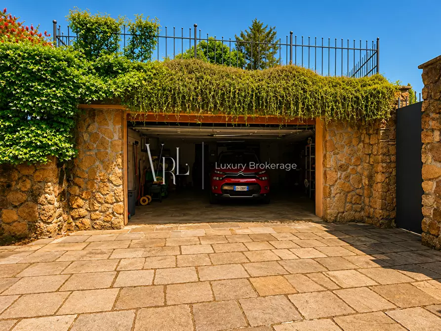 Immagine 41 di Villa in vendita  a Roma