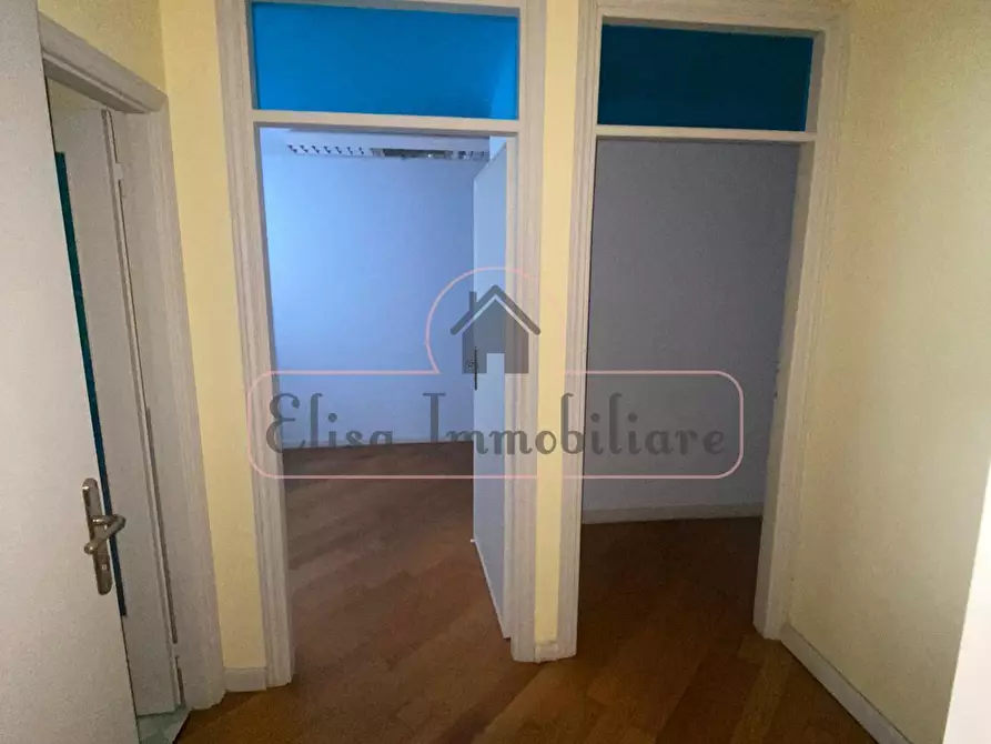 Immagine 9 di Ufficio in vendita  a Viareggio