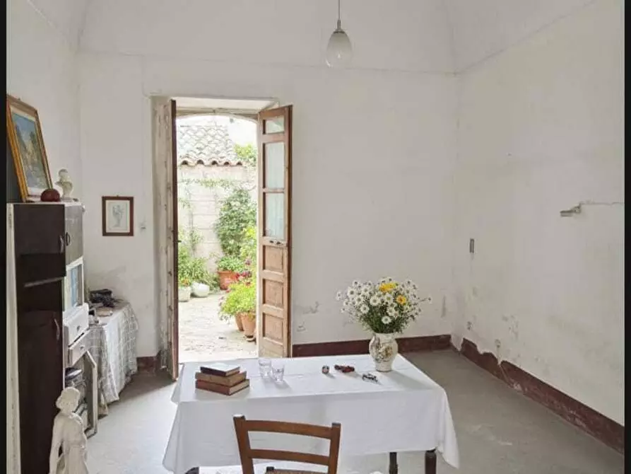 Immagine 1 di Rustico / casale in vendita  in Piazza Sant'Antonio Abate a Camporotondo Etneo
