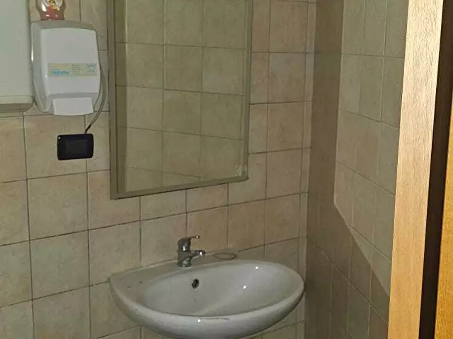 Immagine 2 di Magazzino in affitto  in Via Antonio Gramsci 59 a Gravina Di Catania