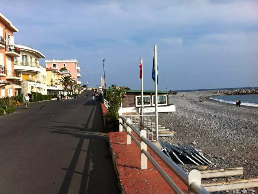 Immagine 22 di Quadrilocale in vendita  in Lungomare Argentina 10 a Bordighera