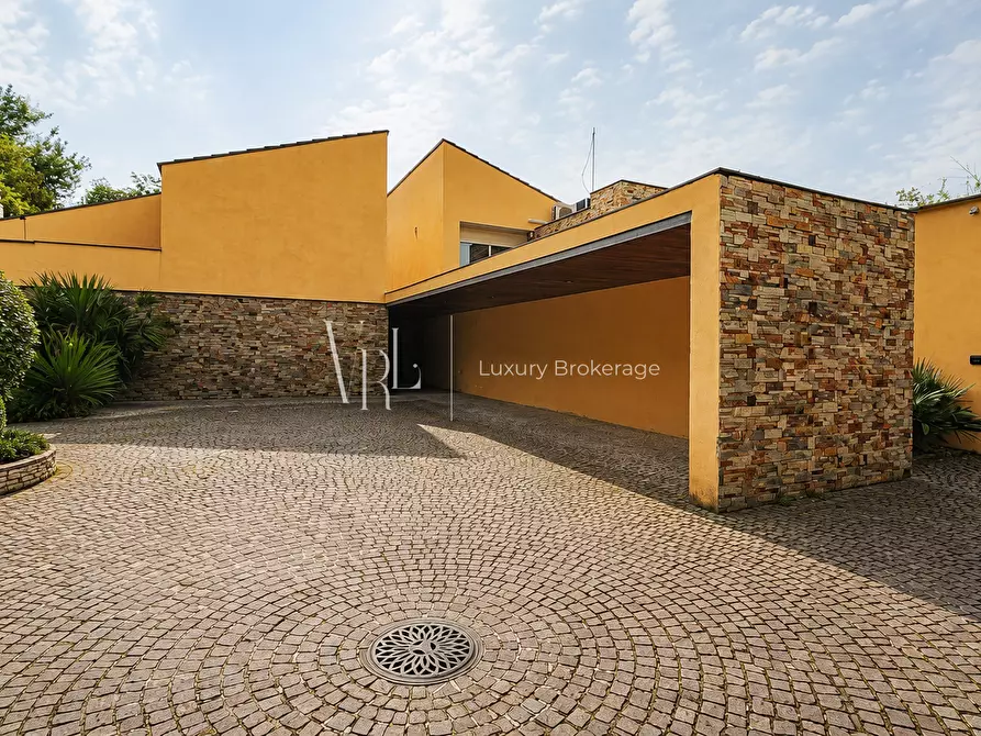 Immagine 1 di Villa in vendita  a Roma