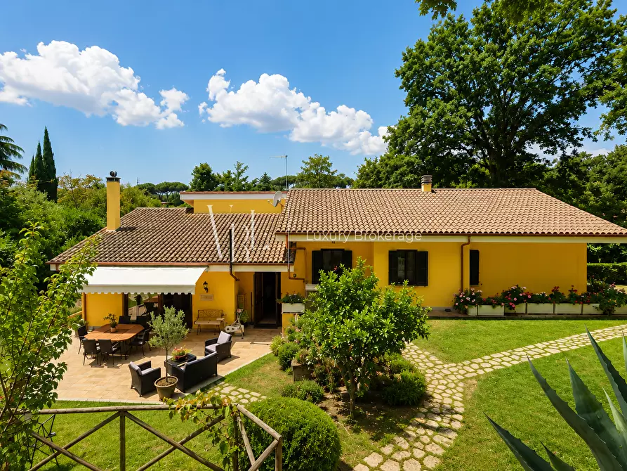Immagine 8 di Villa in vendita  a Roma