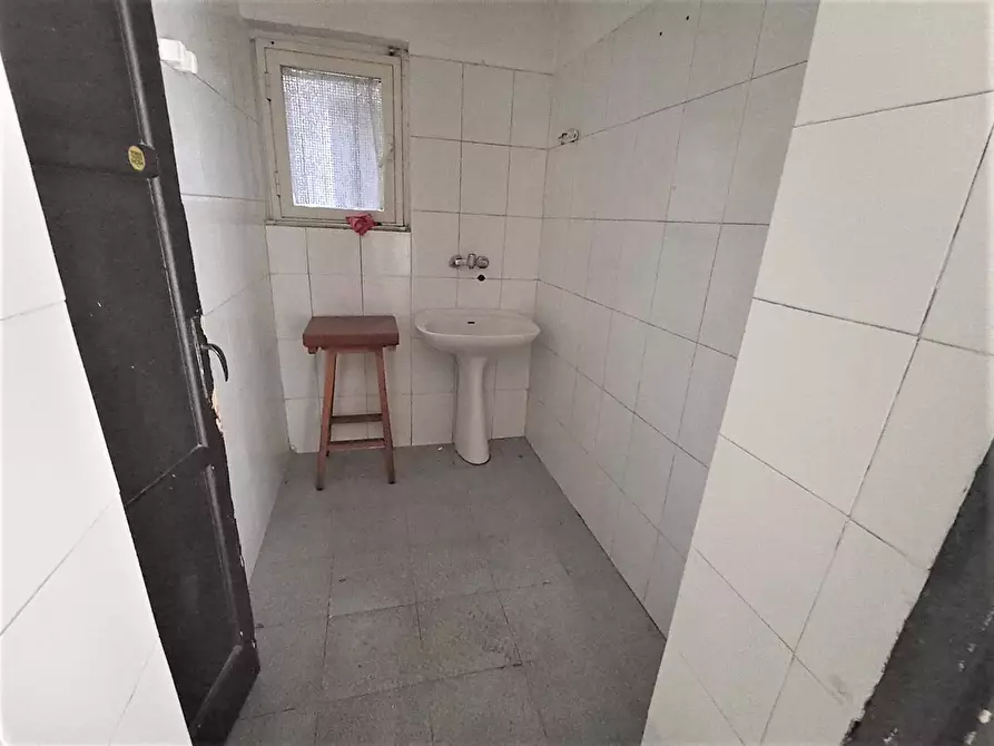 Immagine 14 di Locale commerciale in affitto  a Catania