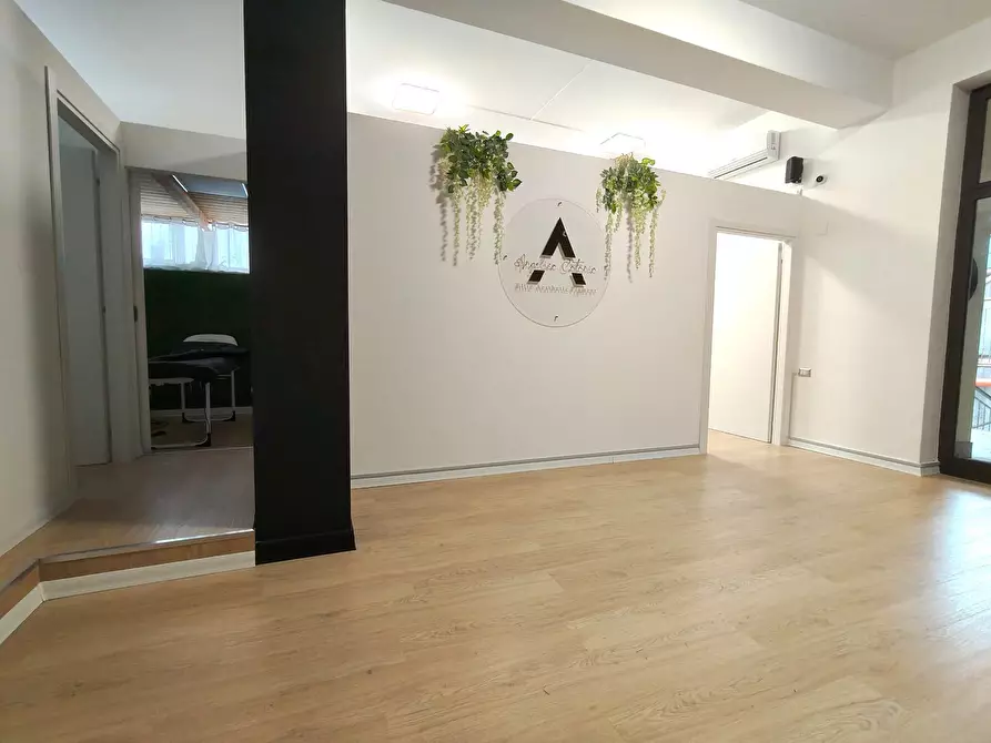 Immagine 13 di Locale commerciale in vendita  in Via Roma 193 a Mascalucia