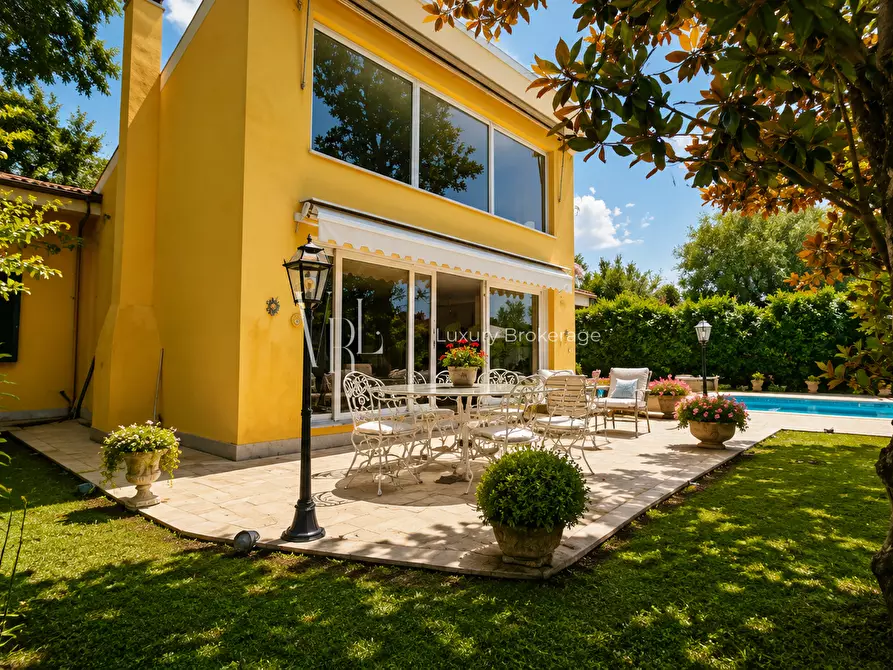 Immagine 4 di Villa in vendita  a Roma