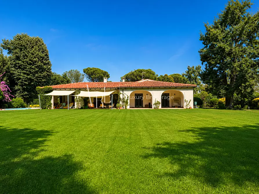 Immagine 2 di Villa in vendita  a Roma