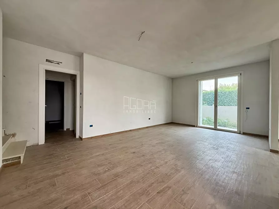 Immagine 1 di Casa trifamiliare in vendita  a Rovigo