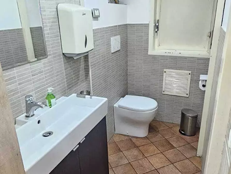 Immagine 19 di Attività commerciale in vendita  in Via Giuseppe de Felice 25 a Sant'agata Li Battiati