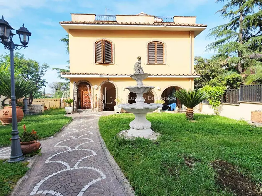 Immagine 1 di Villa in vendita  a Roma