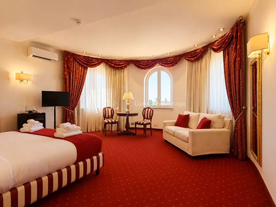 Immagine 19 di Villa in vendita  a Roma
