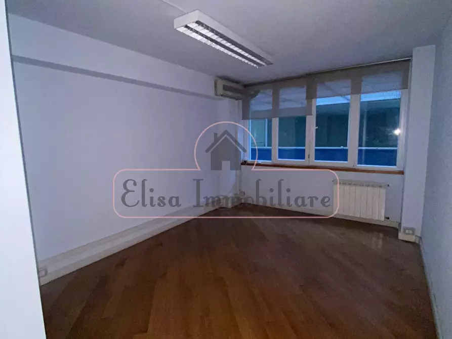 Immagine 8 di Ufficio in vendita  a Viareggio