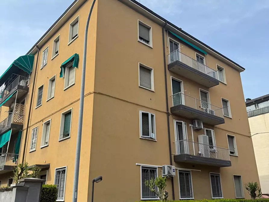 Immagine 10 di Bilocale in vendita  in Via Parisio 38 a Bologna