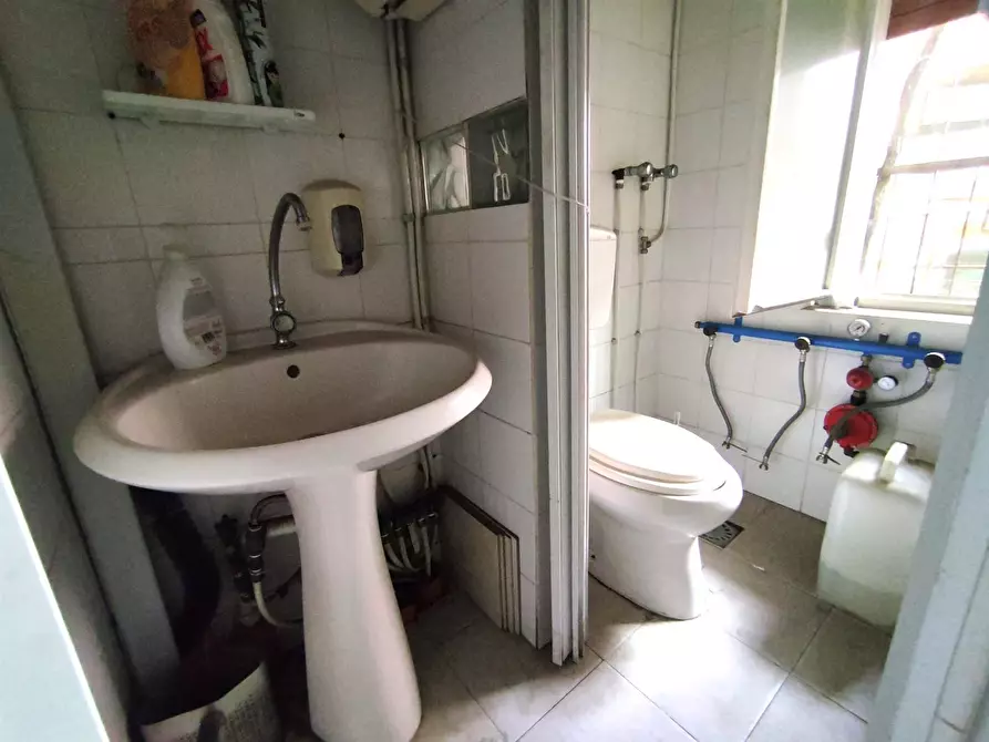 Immagine 7 di Locale commerciale in affitto  in Via Vittorio Emanuele II 116 a Gravina Di Catania