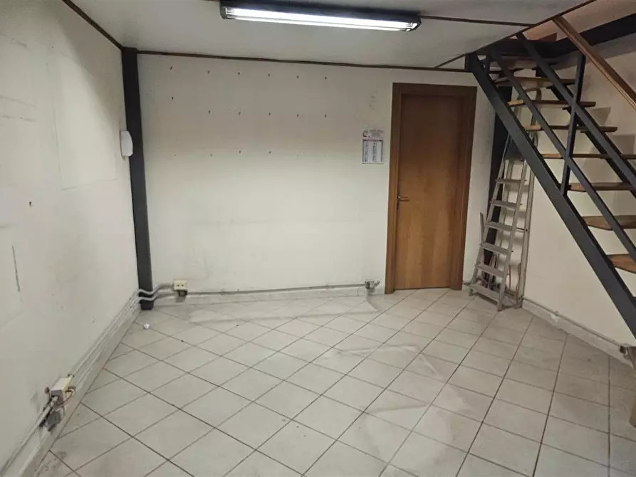 Immagine 2 di Locale commerciale in vendita  in Via Caronda 180 a Catania