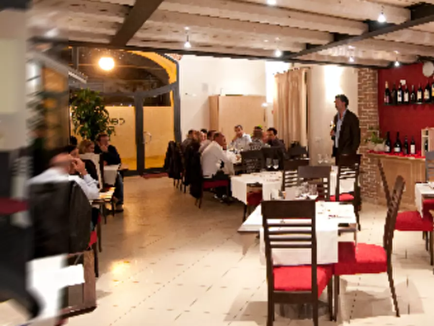 Immagine 4 di Bar / Ristorante in vendita  in Via Emilia Est 157 a Castelfranco Emilia