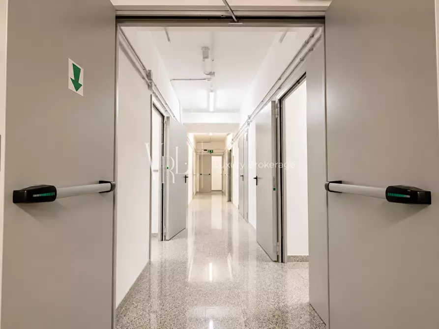 Immagine 17 di Ufficio in affitto  a Roma
