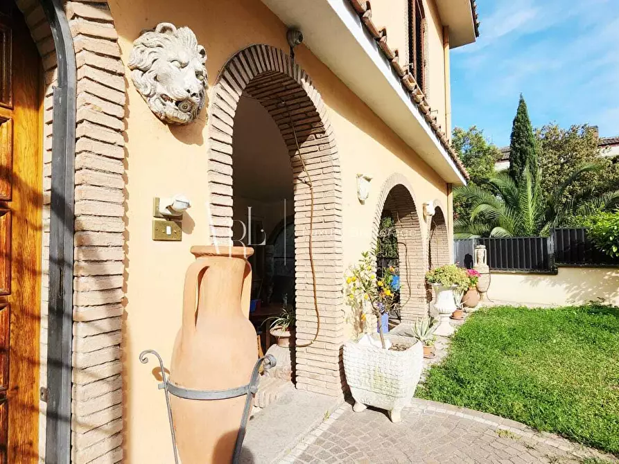 Immagine 4 di Villa in vendita  a Roma