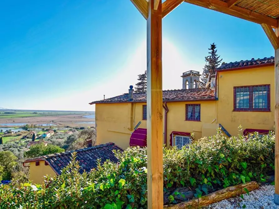 Immagine 1 di Porzione di casa in vendita  a Massarosa