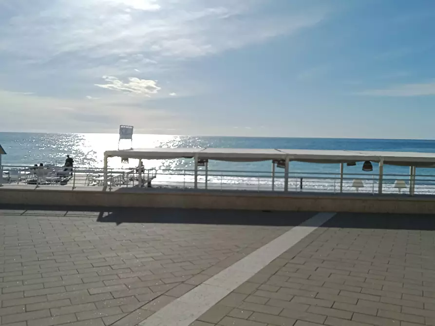 Immagine 12 di Quadrilocale in vendita  in Lungomare Argentina 10 a Bordighera