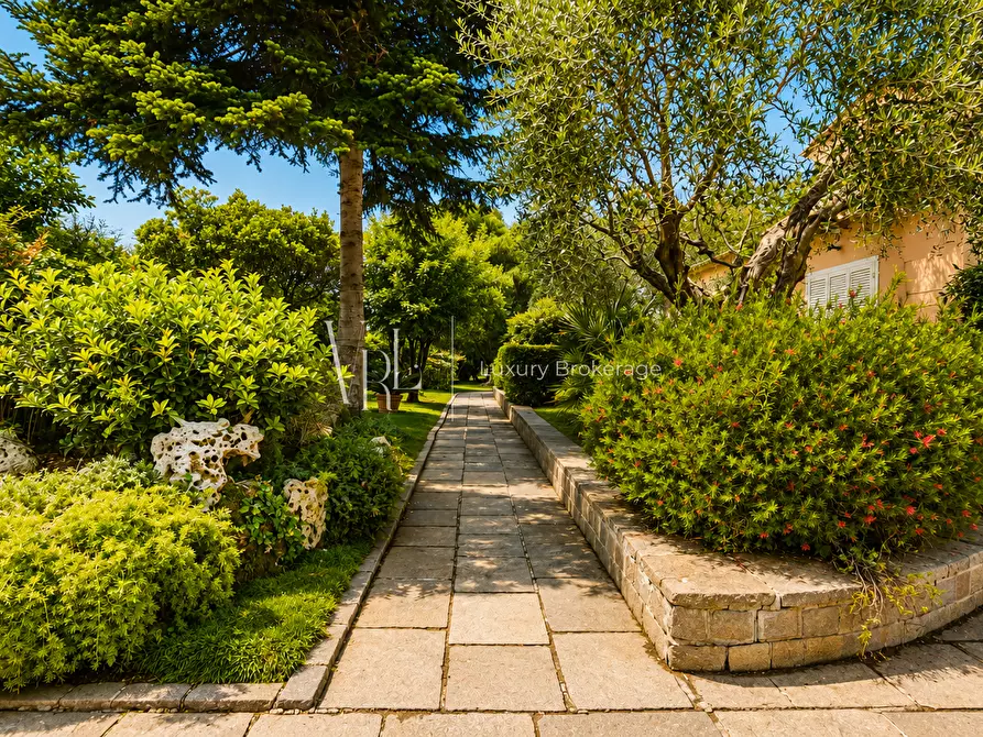 Immagine 8 di Villa in vendita  a Roma