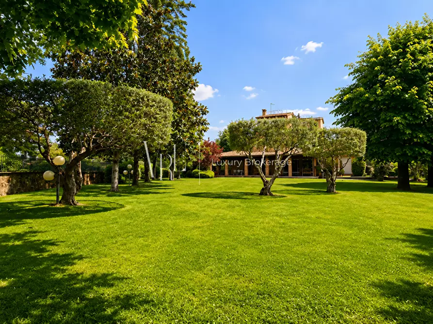 Immagine 9 di Villa in vendita  a Roma