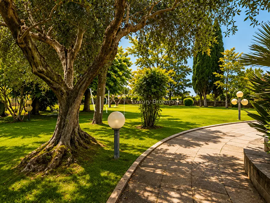 Immagine 4 di Villa in vendita  a Roma