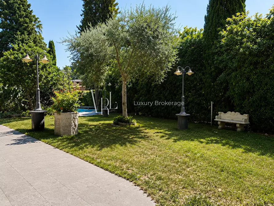 Immagine 4 di Villa in vendita  a Roma