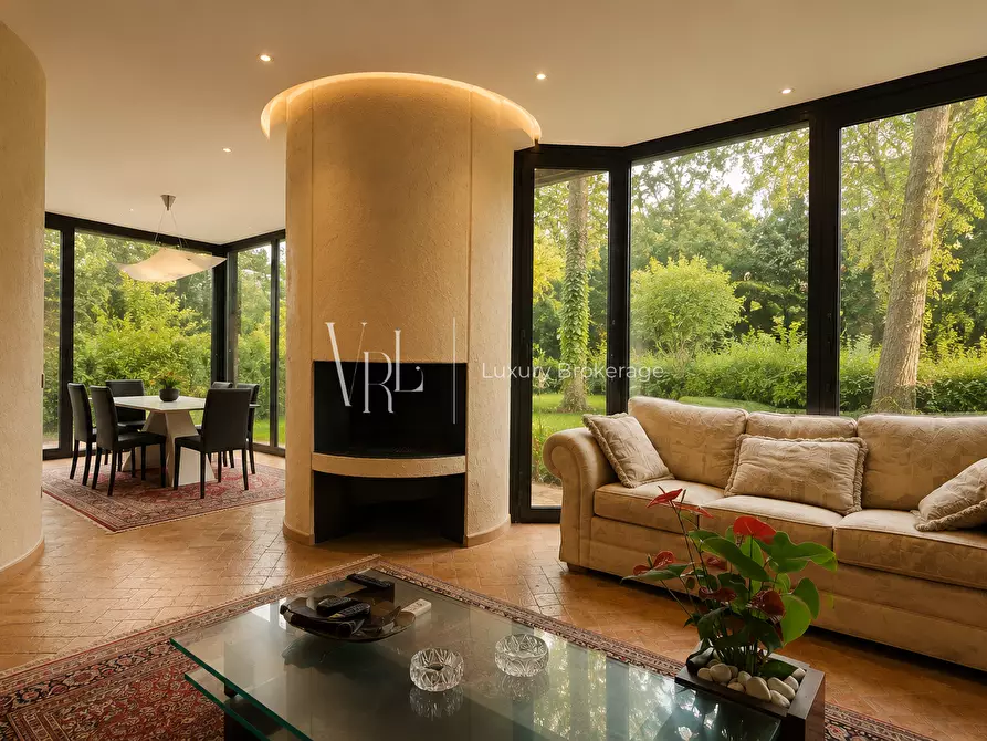 Immagine 4 di Villa in vendita  a Roma