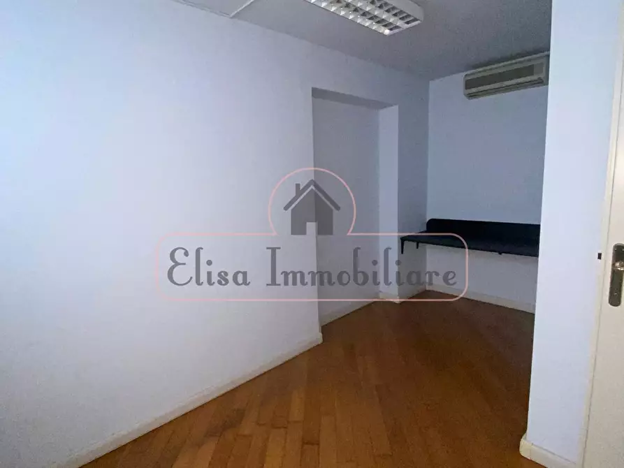 Immagine 7 di Ufficio in vendita  a Viareggio