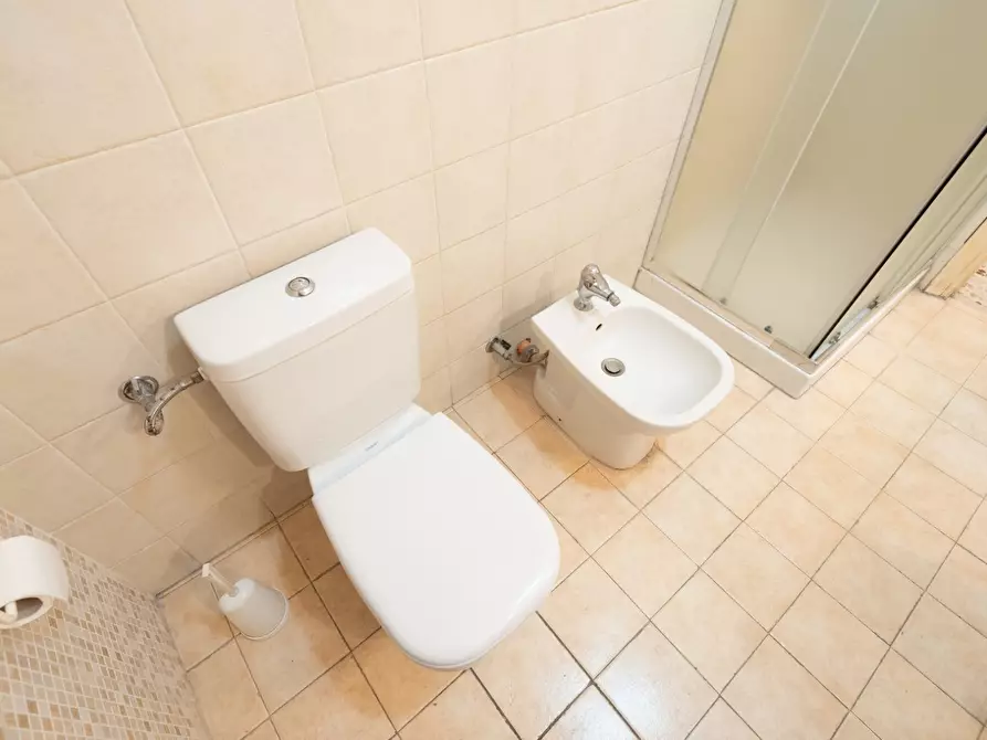 Immagine 25 di Pentalocale in vendita  in Via Caronda 178 a Catania