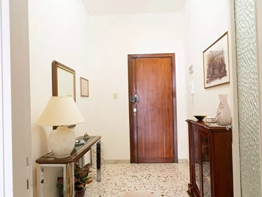 Immagine 43 di Pentalocale in vendita  in Via Caronda 178 a Catania